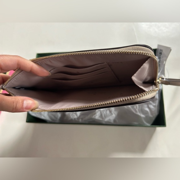 Kate Spade Lucy Spade Flower L-zip Wristlet in dark mushroom cap color NEW - Picture 3 of 5